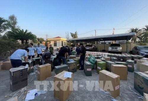 Lực lượng chức năng Chi cục Quản lý thị trường tỉnh Gia Lai kiểm đếm số lượng thuốc lá lậu. Ảnh: TTXVN phát