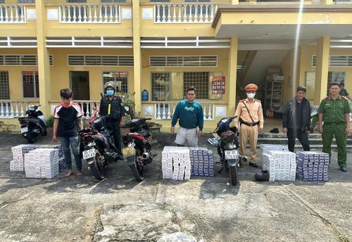 Lực lượng Công an tỉnh Đồng Tháp bắt giữ nhiều vụ vận chuyển thuốc lá lậu bằng xe mô tô. Ảnh: TTXVN phát