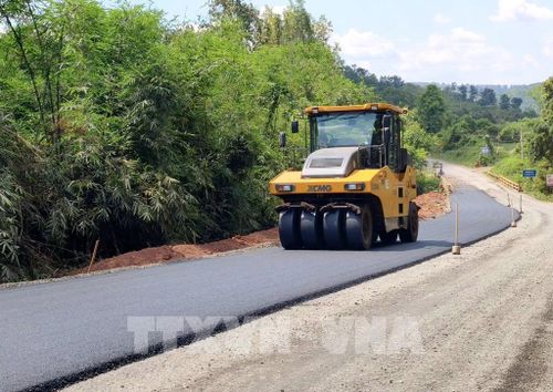 Dự án sửa chữa, nâng cấp Quốc lộ 28 qua địa bàn xã Quảng Khê (Lâm Đồng) đang được đẩy nhanh tiến độ, phấn đấu hoàn thành trong tháng 6/2026. Ảnh: Nguyễn Huy Thành - TTXVN