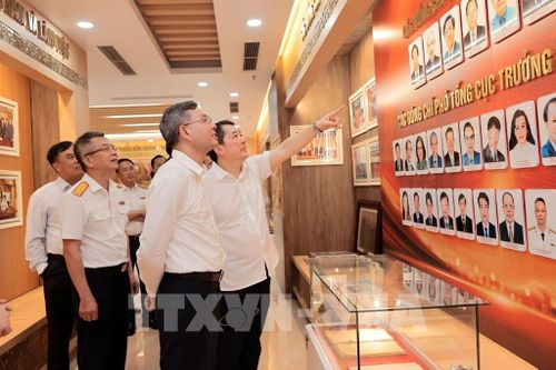 Bộ trưởng Bộ Tài chính Ngô Văn Tuấn cùng lãnh đạo Bộ và các đơn vị tham quan Phòng Truyền thống Cục Thuế. 