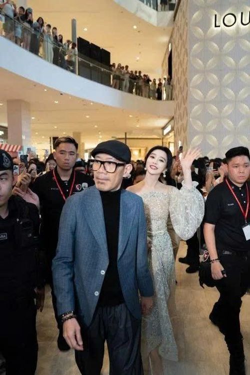 Chỉ cần một lần xuất hiện giữa đám đông, nữ minh tinh sinh năm 1981 vẫn đủ sức tạo nên cảnh tượng "thất thủ" hiếm thấy.