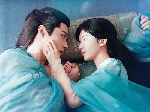 Lấy bối cảnh đại mạc rộng lớn, bộ phim mang màu sắc vừa bi tráng vừa lãng mạn. Hoàng Bắc Sương phải che giấu thân phận thật trong hành trình báo thù và sinh tồn giữa nhiều thế lực nguy hiểm. Những âm mưu quyền lực, mối quan hệ yêu - hận đan xen cùng khung cảnh sa mạc đẹp mắt tạo nên bầu không khí rất riêng cho tác phẩm. Đây cũng là bộ phim gây chú ý nhờ tạo hình đậm chất dị vực và câu chuyện tình cảm nhiều sóng gió.