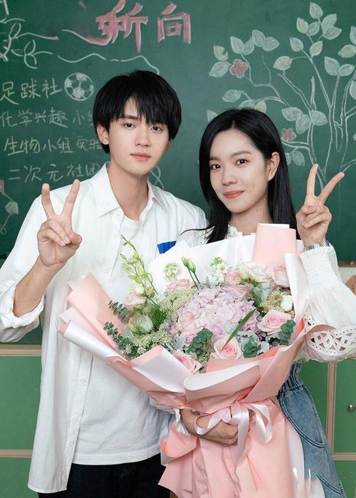 Đây là một trong những bộ phim thanh xuân được yêu thích nhờ tuyến tình cảm gà bông xen lẫn hành trình trưởng thành của nhân vật. Thẩm Quyện và Lâm Ngữ Kinh từ những học sinh nhiều tổn thương dần trở thành chỗ dựa cho nhau. Phim không chỉ xoay quanh chuyện tình yêu mà còn khai thác áp lực gia đình, tâm lý tuổi mới lớn và cảm giác cô đơn của tuổi trẻ. Những phân cảnh thời học sinh được xử lý giàu cảm xúc khiến người xem dễ đồng cảm.