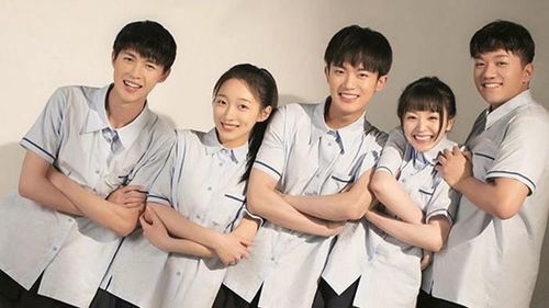 Lấy bối cảnh khu tập thể những năm 2000, bộ phim là lát cắt thanh xuân đầy hoài niệm về nhóm bạn Số hiệu 1992. Không tập trung vào những biến cố lớn, phim ghi điểm bằng các câu chuyện đời thường giản dị: áp lực học hành, rung động đầu đời, tình cảm gia đình và tình bạn kéo dài qua năm tháng. Sự tự nhiên trong cách xây dựng nhân vật khiến khán giả dễ dàng nhìn thấy chính mình trong đó, tạo nên cảm giác vừa ấm áp vừa tiếc nuối khi xem lại.