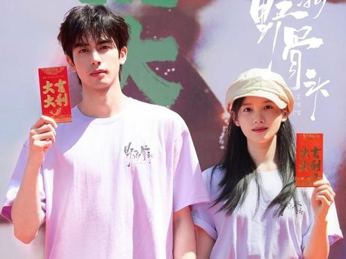 Tống Uy Long và Trương Tịnh Nghi kết hợp trong bộ phim lấy bối cảnh thập niên 1990. Hai nhân vật chính vốn có tuổi thơ thiếu thốn tình cảm, từ đối đầu dần trở thành chỗ dựa của nhau. Tác phẩm khai thác hành trình trưởng thành, những tổn thương gia đình và sự hy sinh trong tình yêu nên nhận được nhiều kỳ vọng từ khán giả yêu thích phim chữa lành.