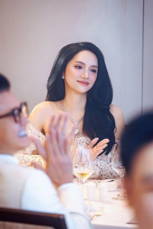 Thời gian qua, người đẹp 9X giữ thái độ im lặng. Thậm chí, khi chiến thắng vòng bình chọn, cô vẫn không có bất kỳ động thái nào. 