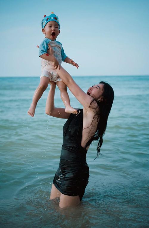 Phương Oanh nở nụ cười hạnh phúc bên các con. Ảnh: FBNV