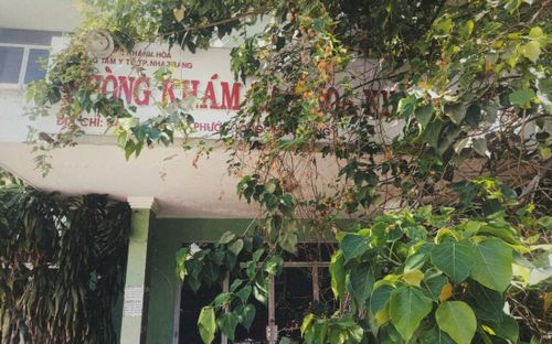 Từng là địa chỉ khám chữa bệnh của người dân, song kể từ khi sáp nhập, cơ sở này bỗng chốc bị "bỏ rơi", không hoạt động trong một thời gian dài. Trong khi các dự án y tế mới vẫn còn đang trong lộ trình "chờ đợi" thì những mét vuông đất công quý giá đang bị cỏ dại mọc tràn, phủ lấp những lối đi