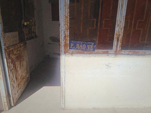 Ngay chốt bảo vệ, vẻ hoang tàn đã hiện rõ với những mảng tường bong tróc, gỉ sét.