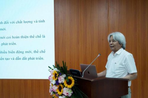 GS.TS. Võ Khánh Vinh - nguyên Phó Chủ tịch Viện Hàn lâm Khoa học và Xã hội Việt Nam phát biểu tại hội thảo.