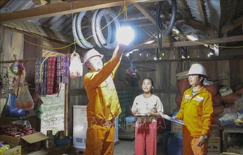 Thủ tướng yêu cầu các cơ quan liên quan tập trung phát triển hệ thống điện cho đồng bào dân tộc thiểu số và miền núi; phấn đấu đến năm 2030, 100% số hộ dân được sử dụng điện. Ảnh minh họa