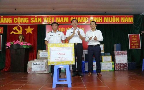 Đồng chí Lê Quang Hùng, Ủy viên Ban Thường vụ Tỉnh ủy, Phó Chủ tịch UBND tỉnh Thanh Hóa trao quà, động viên cán bộ, chiến sĩ đang làm nhiệm vụ tại đảo Tiên Nữ B.