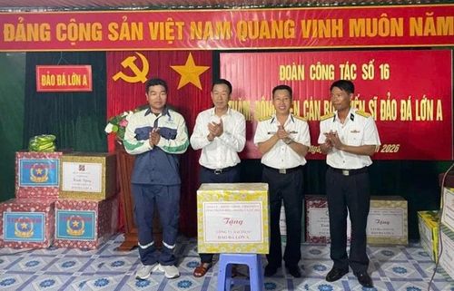 Đồng chí Lê Quang Hùng, Ủy viên Ban Thường vụ Tỉnh ủy, Phó Chủ tịch UBND tỉnh Thanh Hóa trao quà, động viên cán bộ, chiến sĩ đang làm nhiệm vụ tại đảo Đá Lớn A.
