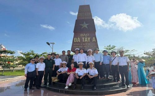 Đoàn đại biểu tỉnh Thanh Hóa tại cột mốc đảo Đá Tây A.
