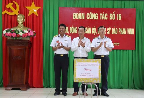 Đồng chí Lê Quang Hùng, Ủy viên Ban Thường vụ Tỉnh ủy, Phó Chủ tịch UBND tỉnh Thanh Hóa trao quà, động viên cán bộ, chiến sĩ đang làm nhiệm vụ tại đảo Phan Vinh A.