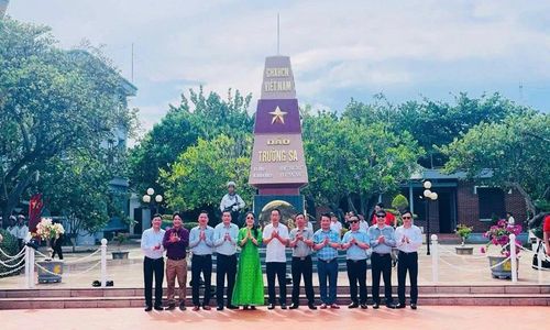 Đoàn đại biểu tỉnh Thanh Hóa tại cột mốc đảo Trường Sa.