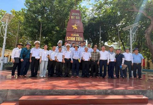 Đoàn đại biểu tỉnh Thanh Hóa tại cột mốc đảo Sinh Tồn.