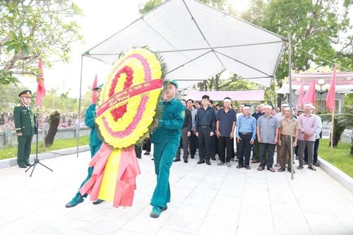 Các đại biểu dâng hương, dâng hoa bày tỏ lòng tri ân sâu sắc đối với liệt sỹ Phạm Văn Quế - người con ưu tú của quê hương đã anh dũng hy sinh vì độc lập, tự do của Tổ quốc.