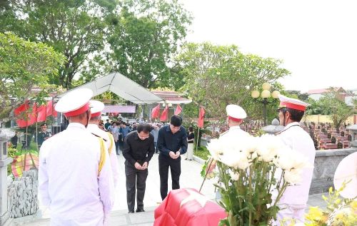 Đồng chí Nguyễn Trọng Trang, Bí thư Đảng ủy, Chủ tịch HĐND xã thành kính dâng hương tri ân liệt sỹ Phạm Văn Quế.