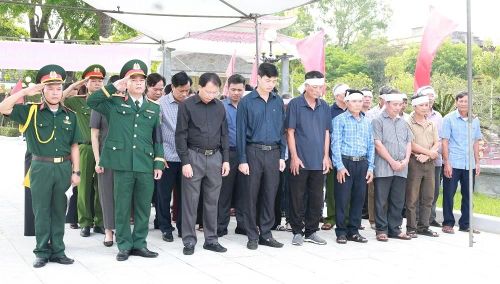 Chính quyền địa phương, thân nhân gia đình và đông đảo Nhân dân thành kính mặc niệm tưởng nhớ liệt sỹ Phạm Văn Quế tại lễ truy điệu và an táng hài cốt về quê hương.