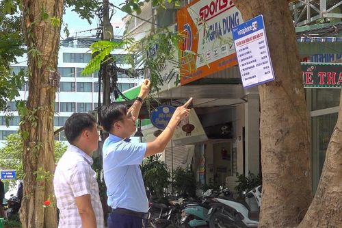 Ông Lê Vinh Quang, Đội trưởng Đội Quản lý thị trường số 2 cho biết, việc niêm yết công khai số điện thoại đường dây nóng của cơ quan chức năng và lắp đặt cân đối chứng nhằm tăng tính minh bạch trong hoạt động kinh doanh, hạn chế tình trạng cân thiếu - vấn đề vốn khá nhạy cảm tại các điểm du lịch biển đông khách.