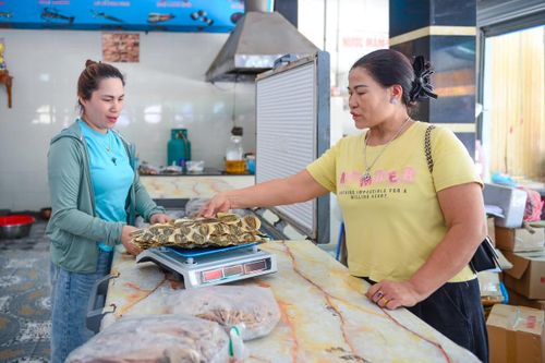 Chị Nguyễn Thị Bắc (áo xanh), chủ một cửa hàng hải sản tại Sầm Sơn cho biết, việc lắp cân đối chứng cũng giúp các hộ kinh doanh làm ăn nghiêm túc tạo được uy tín với khách hàng. “Ban đầu nhiều người bán cũng lo khách mang hàng đi cân lại sẽ ảnh hưởng việc buôn bán, nhưng thực tế ngược lại. Khi khách thấy cân đúng, họ càng yên tâm mua hàng và quay lại nhiều hơn”, chị Bắc nói.