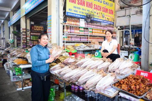 Không chỉ siết chặt hoạt động mua bán hải sản, mùa du lịch năm nay, phường Sầm Sơn còn đồng loạt chấn chỉnh những tồn tại kéo dài tại khu du lịch biển. Nhiều ki-ốt nhếch nhác đã được yêu cầu tháo dỡ; tình trạng xe điện chèo kéo khách, móc nối với cửa hàng để nâng giá dịch vụ cũng được kiểm tra, xử lý thường xuyên.