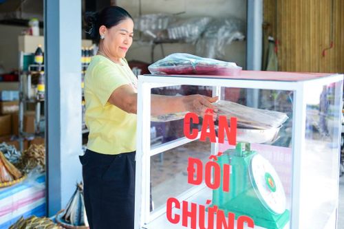 Chị Nguyễn Thị Hợp (người mua hàng) chia sẻ: “Đi du lịch biển, nhiều người cũng lo chuyện cân thiếu hay nói thách. Nay thấy có cân đối chứng đặt ngay giữa chợ, mình cảm thấy yên tâm hơn rất nhiều. Ít nhất khách cũng có công cụ để tự kiểm tra, nếu đúng thì càng tin tưởng người bán hơn”.