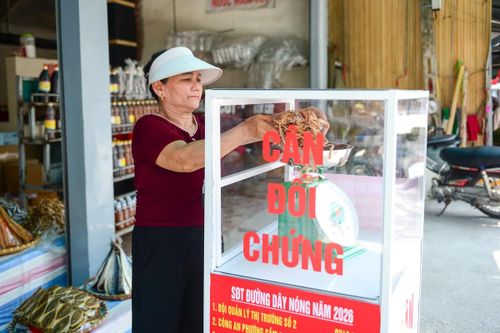 Theo ghi nhận thực tế, các điểm đặt cân chủ yếu nằm ở khu vực có lượng giao dịch lớn như chợ Cột Đỏ, chợ Mới cùng nhiều tuyến phố tập trung cửa hàng kinh doanh hải sản tươi sống và hải sản khô.