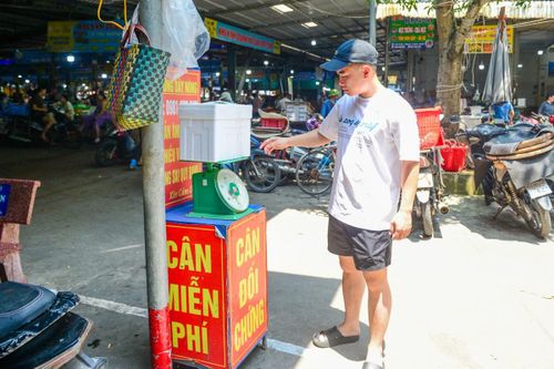 Không nằm trong quầy bán hàng của bất kỳ tiểu thương nào, chiếc cân đối chứng được đặt ở vị trí dễ quan sát, có niêm phong kiểm định và hướng dẫn sử dụng cụ thể để người dân, du khách thuận tiện kiểm tra lại trọng lượng hàng hóa sau giao dịch.