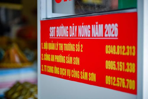 Mỗi điểm đặt cân đều được niêm yết công khai số điện thoại đường dây nóng của Công an phường, lực lượng quản lý thị trường và Trung tâm Cung ứng dịch vụ công phường Sầm Sơn để du khách phản ánh nếu phát hiện dấu hiệu gian lận thương mại hoặc nâng giá bất hợp lý.
