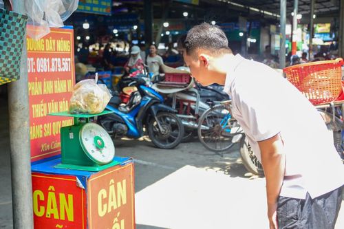 Tại khu vực chợ Cột Đỏ, chỉ trong ít phút, nhiều du khách sau khi mua tôm, ghẹ, mực đã chủ động mang túi hàng đến cân lại. Một nhóm du khách từ Hà Nội vừa đặt túi hải sản lên bàn cân vừa chăm chú theo dõi con số hiển thị. Khi kết quả trùng khớp với số cân mà tiểu thương thông báo trước đó, nhiều người tỏ ra yên tâm hơn trước khi rời chợ.