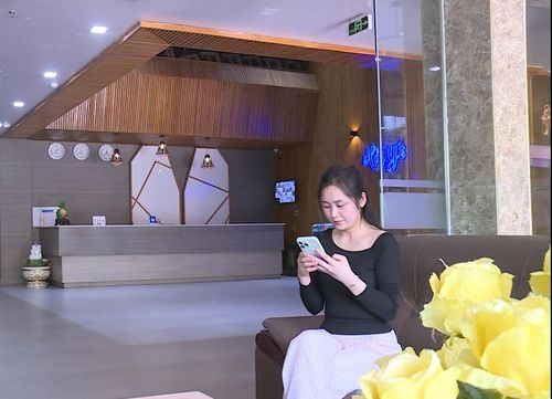 Chị Nguyễn Thảo Du, quản lý Khách sạn Hải Yến trao đổi và xác nhận đặt phòng cho khách thông qua nền tảng trực tuyến.