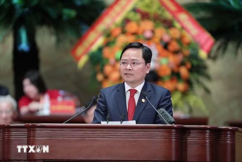 Đồng chí Nguyễn Anh Tuấn, Ủy viên Trung ương Đảng, Phó Chủ tịch Ủy ban Trung ương Mặt trận Tổ quốc Việt Nam, Chủ tịch Tổng Liên đoàn Lao động Việt Nam, trình bày tham luận. Ảnh: TTXVN