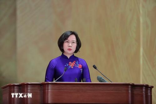 Đồng chí Bùi Huyền Mai, Ủy viên Ban Thường vụ Thành ủy Hà Nội, Phó Chủ tịch không chuyên trách Ủy ban Trung ương Mặt trận Tổ quốc Việt Nam, Chủ tịch Ủy ban Mặt trận Tổ quốc Việt Nam thành phố Hà Nội, trình bày tham luận. Ảnh: TTXVN