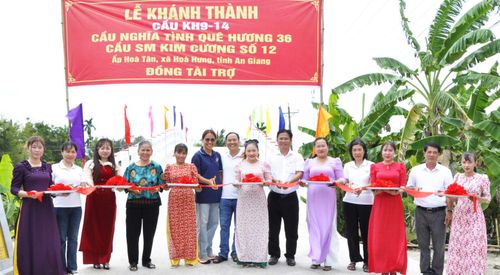 Cắt băng khánh thành cầu KH9-14, ấp Hòa Tân, xã Hòa Hưng.