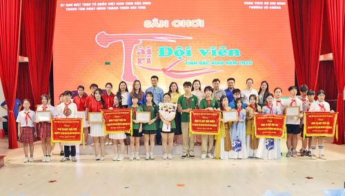Các đại biểu và đội chơi chụp ảnh lưu niệm.
