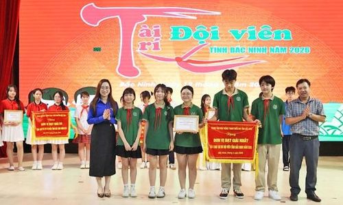 Ban tổ chức trao giải Nhất cho đội thi Trường Tiểu học và Trung học cơ sở Hoàng Hoa Thám.