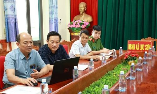 Cán bộ xã Lục Sơn tham gia buổi tập huấn qua hình thức trực tuyến.