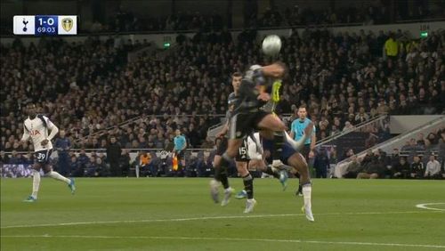 Tình huống Tel phạm lỗi với Ethan Ampadu.
