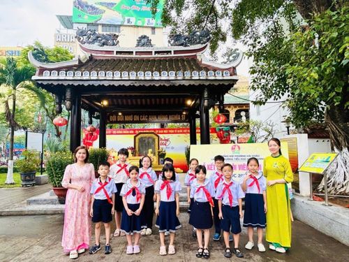 Hội Đồng đội phường Hải Châu kết nạp đội viên tại địa chỉ đỏ. Ảnh: MẾN NGUYỄN
