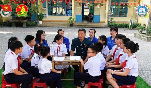 Các em học sinh trò chuyện với nhân chứng lịch sử. Ảnh: MẾN NGUYỄN