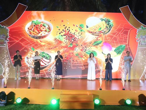 Đại biểu thực hiện nghi thức công bố Lễ hội Đà Nẵng Food Tour 2026. Ảnh: QUỐC TUẤN