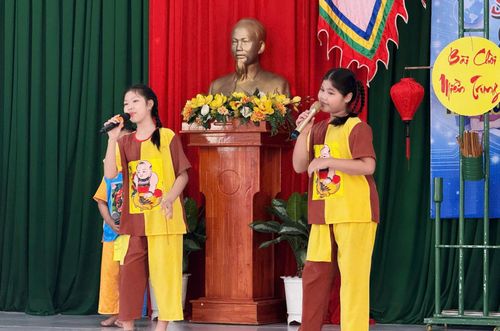 Nhiều học sinh dù còn nhỏ tuổi nhưng đã thể hiện rất xuất sắc nghệ thuật hô hát dân ca Bài chòi. Ảnh: PHAN VINH