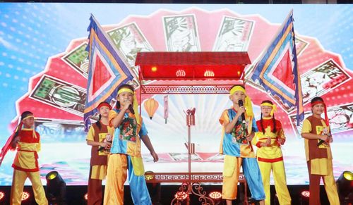 Các em học sinh Trường Tiểu học Kim Đồng (phường Tam Kỳ) biểu diễn hô hát Bài chòi tại Ngày hội sách năm 2026 tại địa phương. Ảnh: PHAN VINH