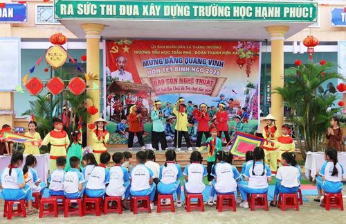 Trường Tiểu học Trần Phú (xã Thăng Trường) tổ chức sinh hoạt chuyên đề riêng dành cho nghệ thuật hô hát Bài chòi. Ảnh: PHAN VINH