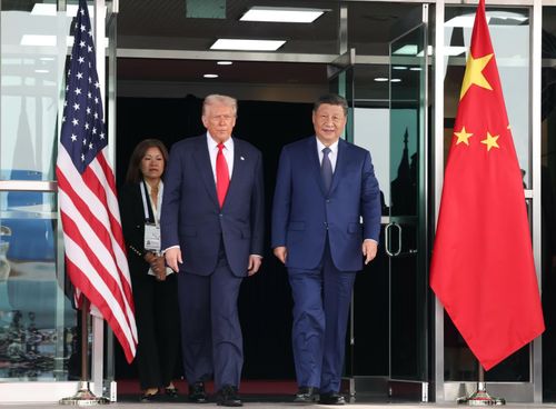 Chủ tịch Trung Quốc Tập Cận Bình (phải) và Tổng thống Mỹ Donald Trump trong cuộc gặp tại Busan, Hàn Quốc ngày 30-10-2025. Ảnh: TTXVN