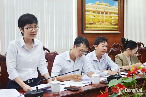 Đại diện Ban Xây dựng Đảng, Đảng ủy phường Trấn Biên trao đổi tại buổi làm việc. Ảnh: Phương Hằng
