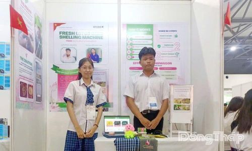 Nhóm tác giả Phúc Nguyên - Ánh Linh tại Triển lãm quốc tế dành cho các nhà sáng tạo trẻ năm 2025 (IEYI 2025) được tổ chức tại Nhật Bản.