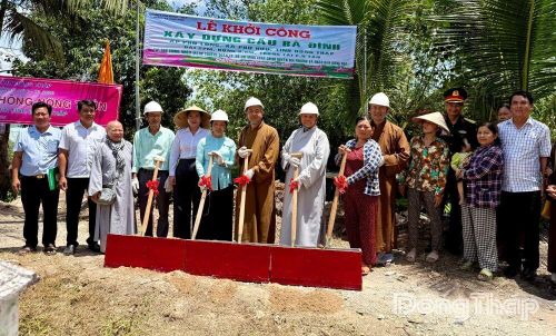 Đại biểu thực hiện nghi thức khởi công.